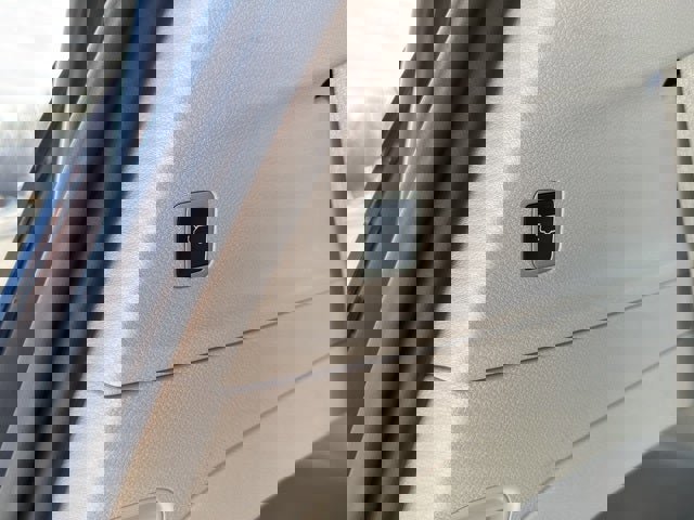 Used 2024 Chrysler Pacifica Touring-L image 16