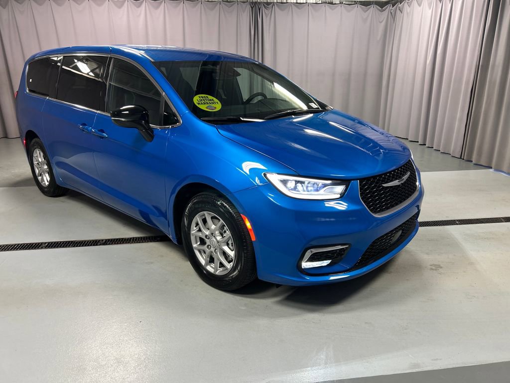 New 2026 Chrysler Pacifica Select FWD image 1