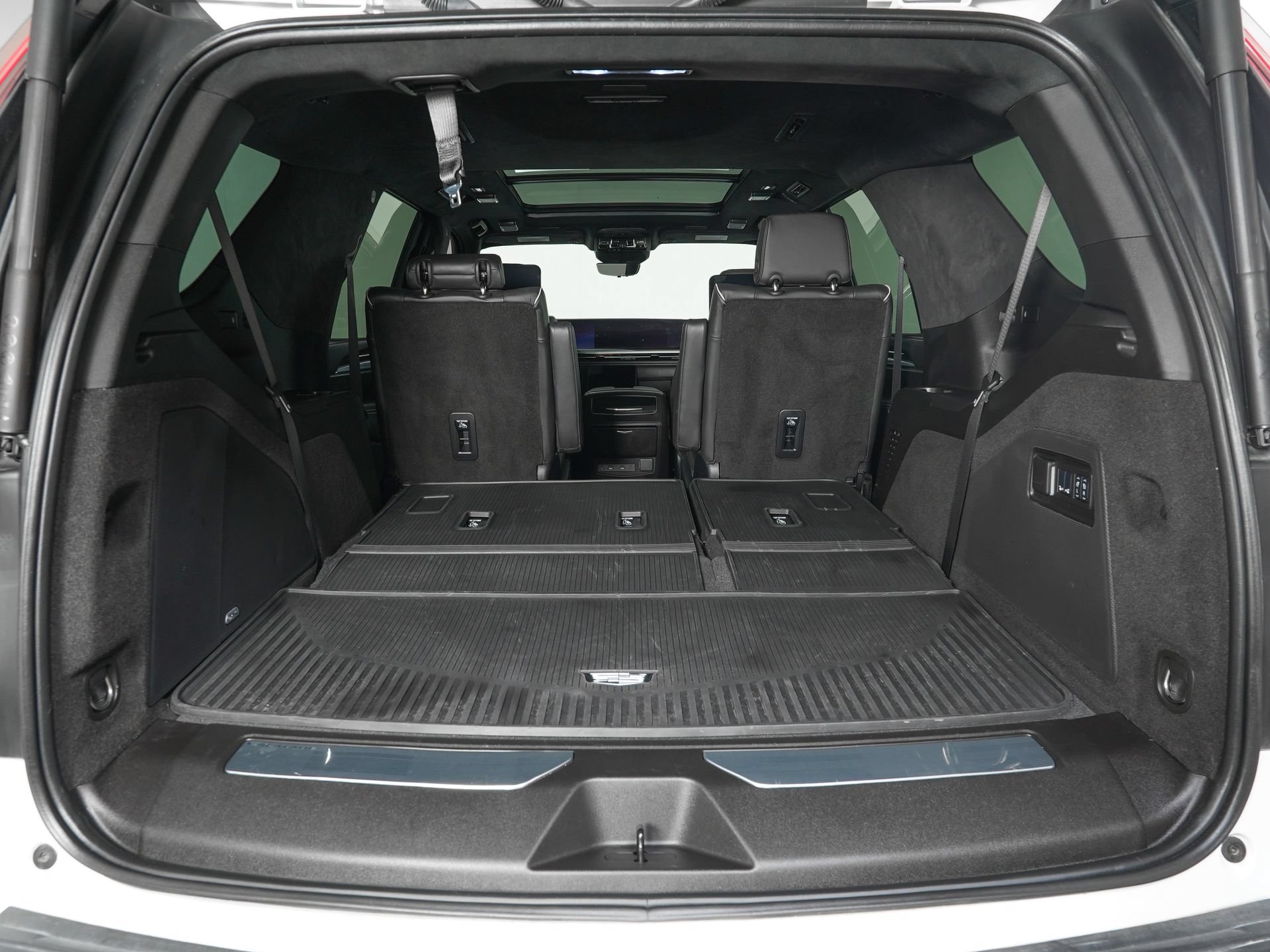 Used 2025 Cadillac Escalade Sport Platinum w/ LPO, ONYX Package AWD/4WD image 13
