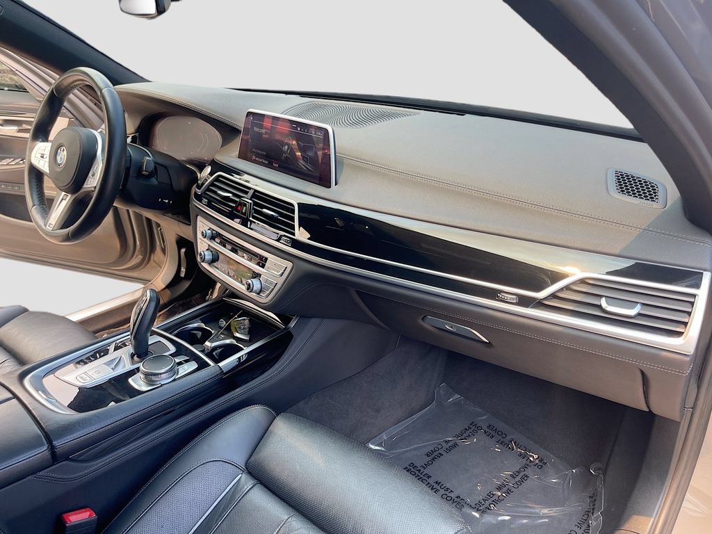 Used 2020 BMW 740i w/ M Sport Package RWD image 31