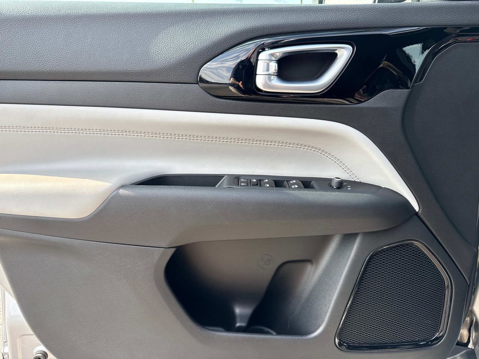 Used 2024 Jeep Compass Limited image 17