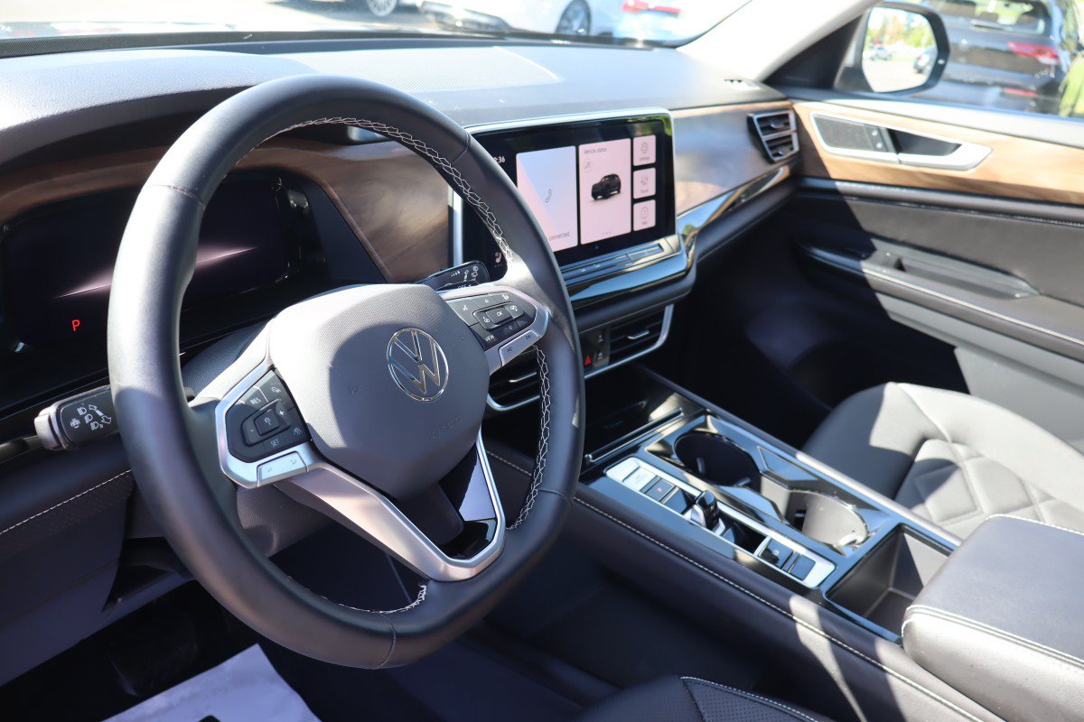 Used 2025 Volkswagen Atlas SE w/ Panoramic Sunroof Package AWD/4WD image 9