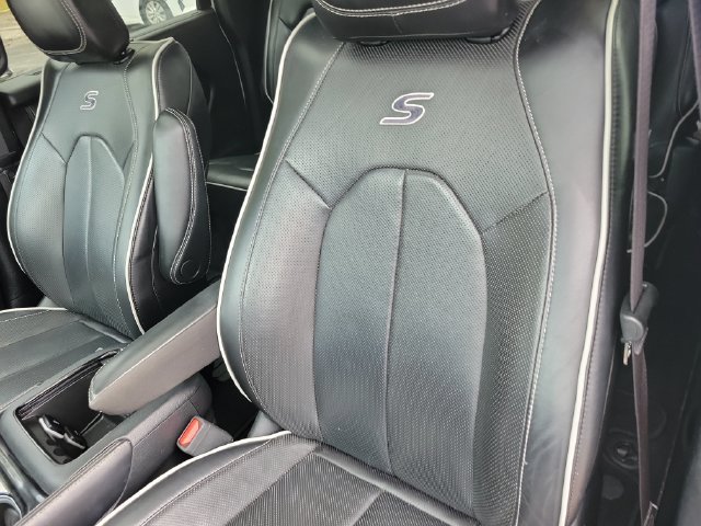 Used 2025 Chrysler Pacifica Limited FWD image 14