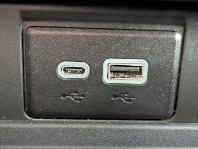 Used 2024 Chevrolet Suburban Z71 w/ Luxury Package image 28