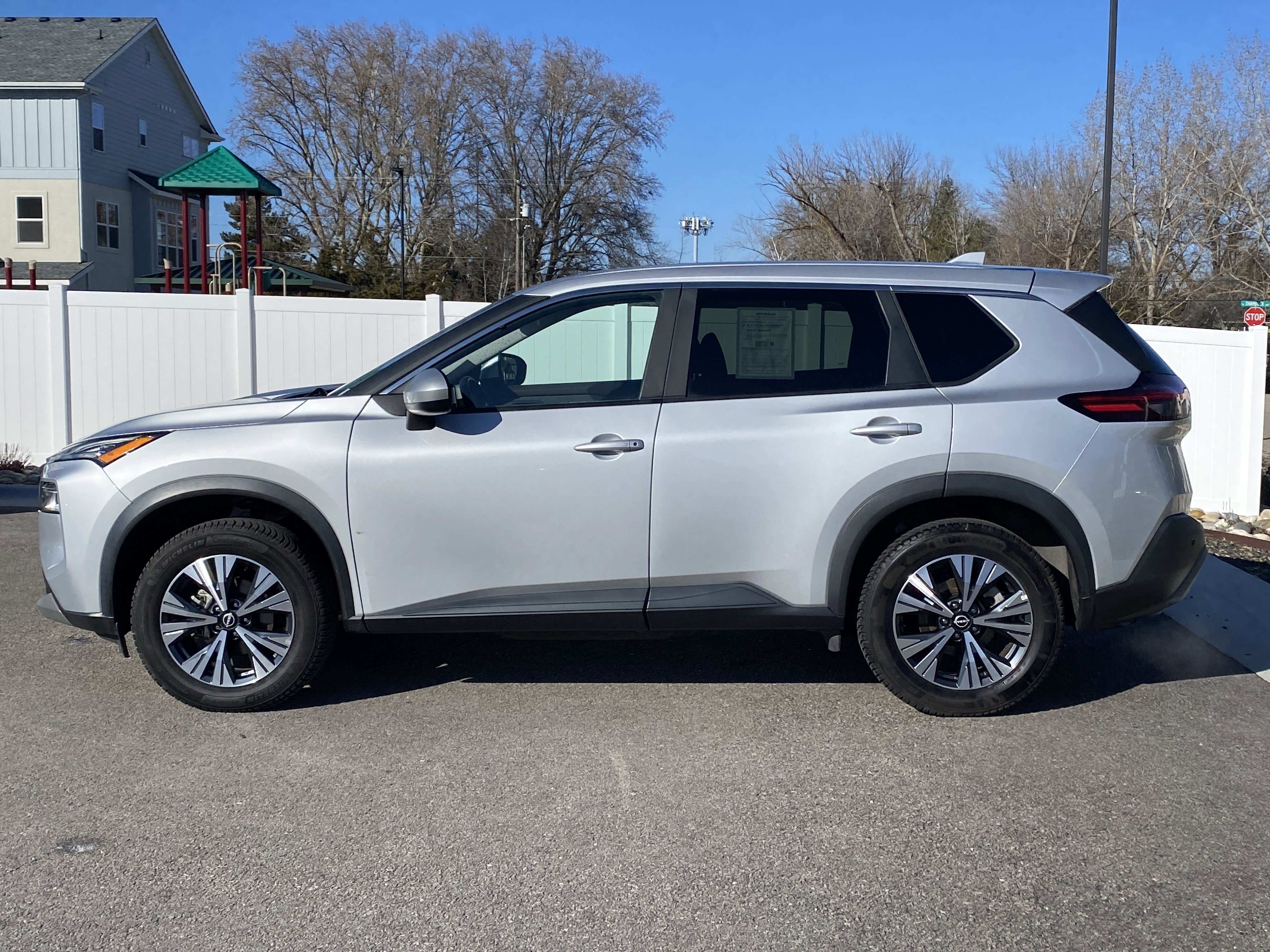 Used 2023 Nissan Rogue SV image 3