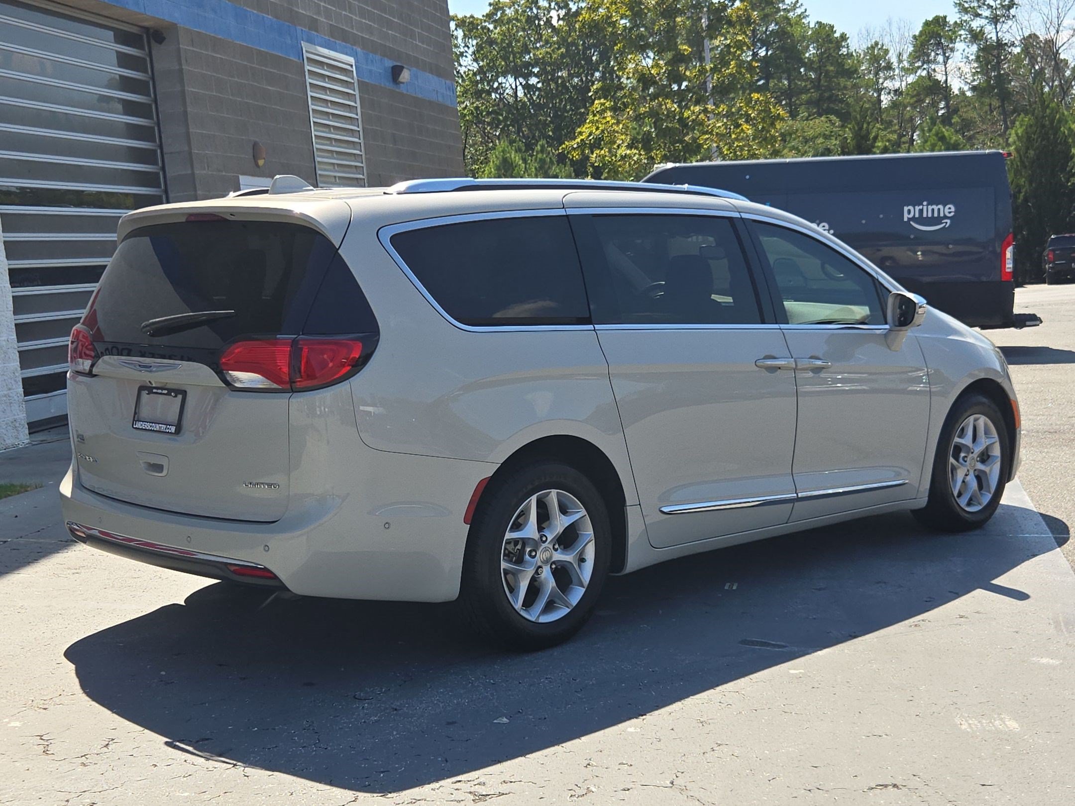 Used 2019 Chrysler Pacifica Limited w/ Advanced Safetytec Group FWD image 7
