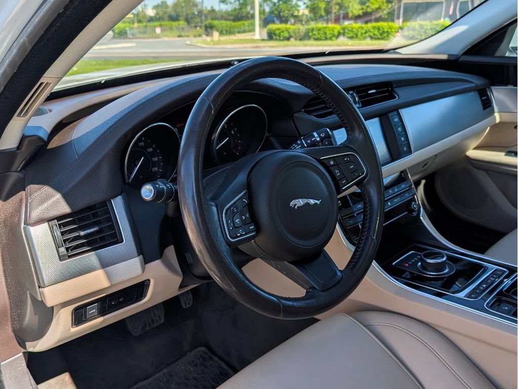 Used 2017 Jaguar XF Premium AWD/4WD image 32