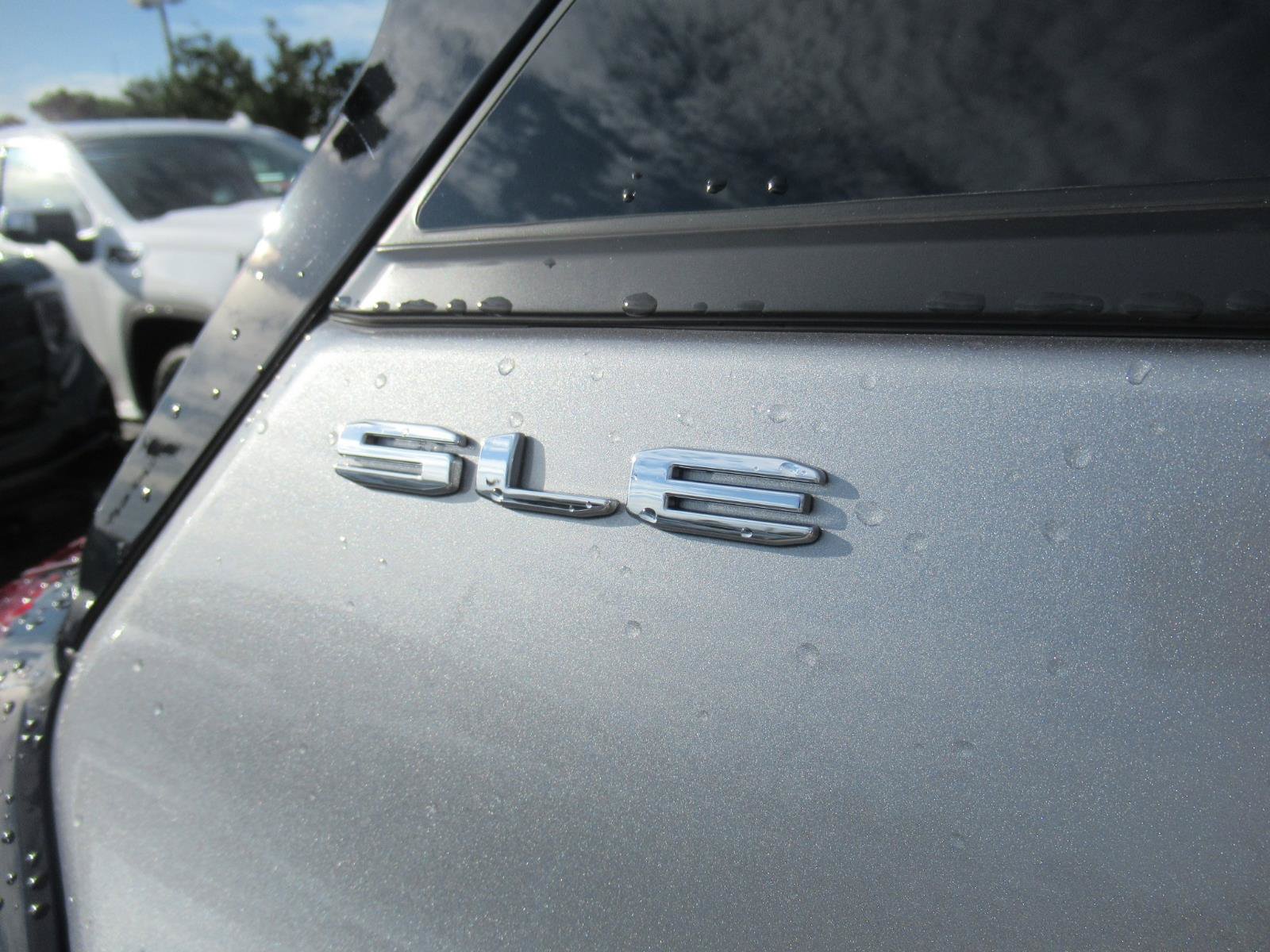 Used 2024 GMC Terrain SLE w/ Driver Convenience Package FWD image 9