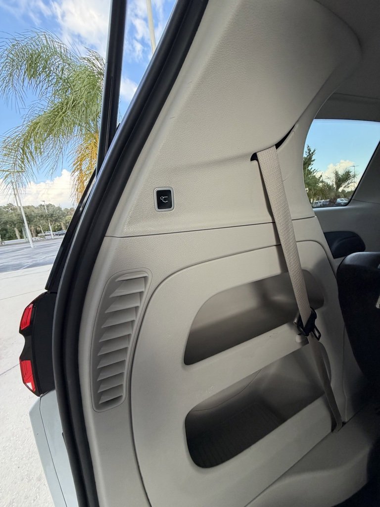 Used 2024 Chrysler Pacifica Touring-L image 28