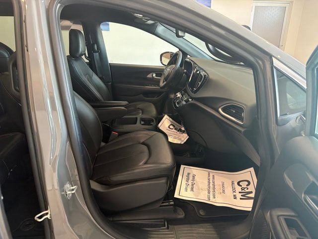 Used 2025 Chrysler Pacifica Select FWD image 18