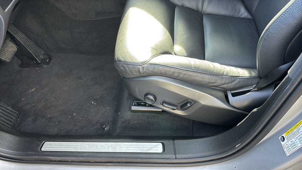 Certified 2025 Volvo XC60 B5 Plus AWD/4WD image 25
