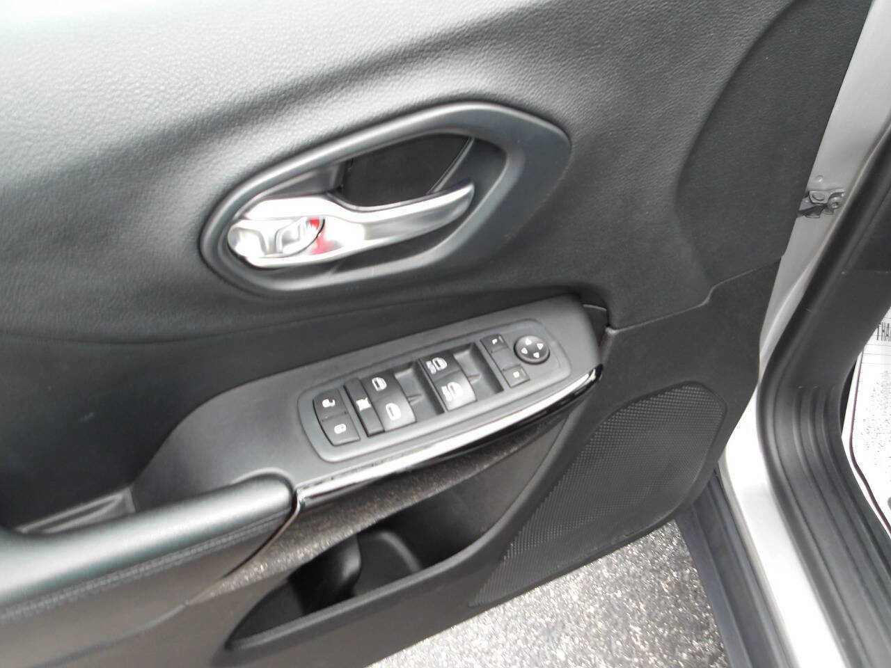 Used 2020 Jeep Cherokee Latitude Plus image 7