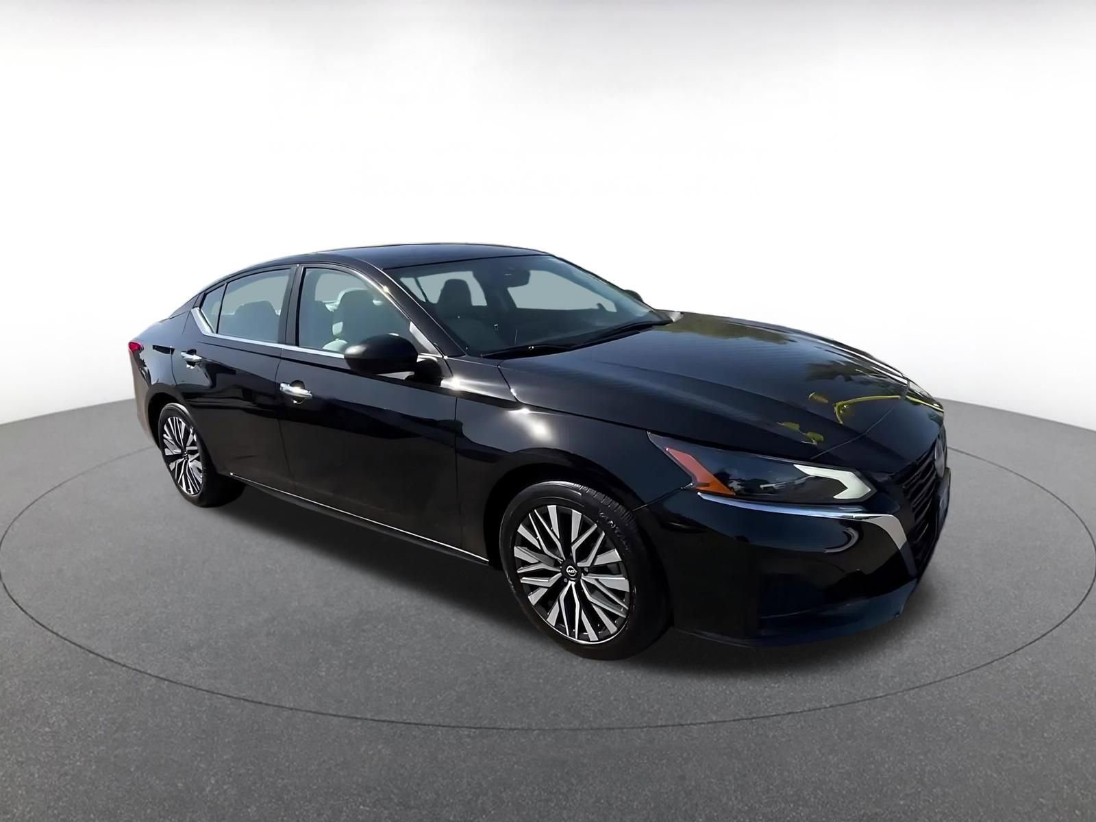 Used 2025 Nissan Altima 2.5 SV image 2