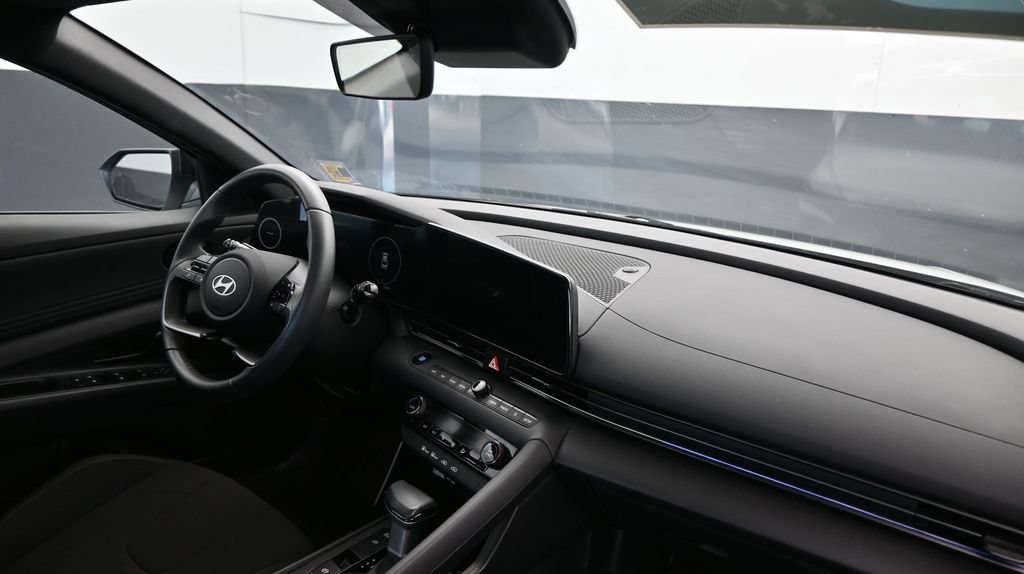 Used 2025 Hyundai Elantra SEL FWD image 12