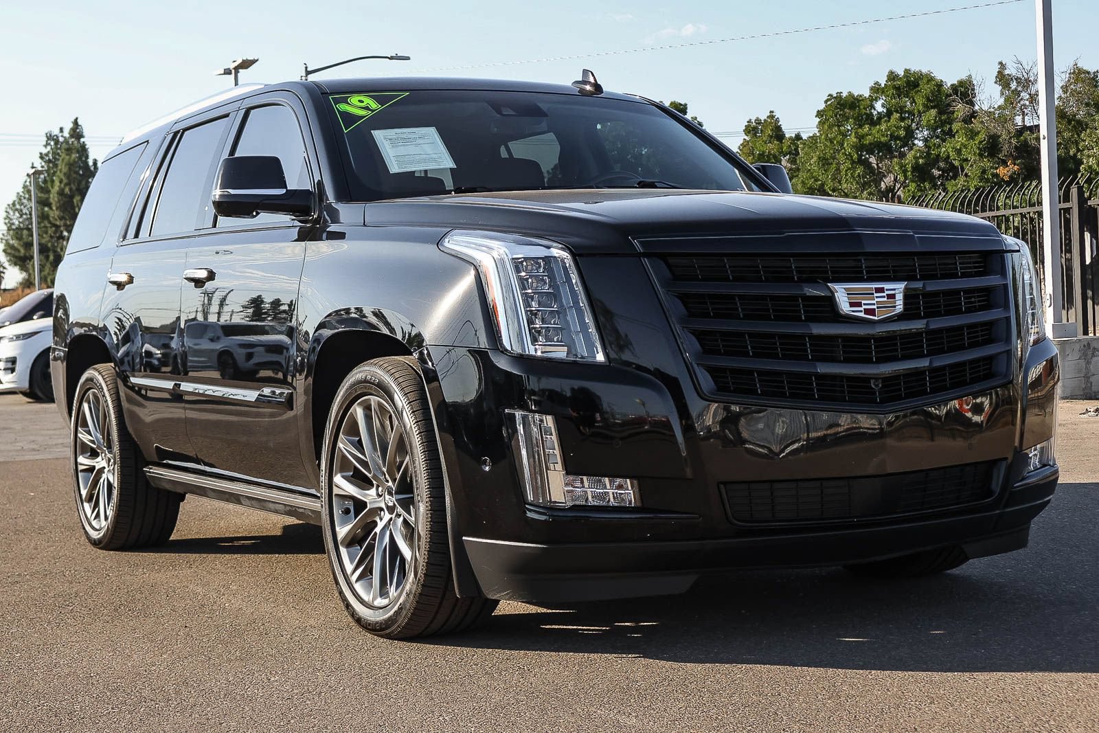 Used 2019 Cadillac Escalade Premium Luxury w/ Escalade Sport Edition AWD/4WD image 3