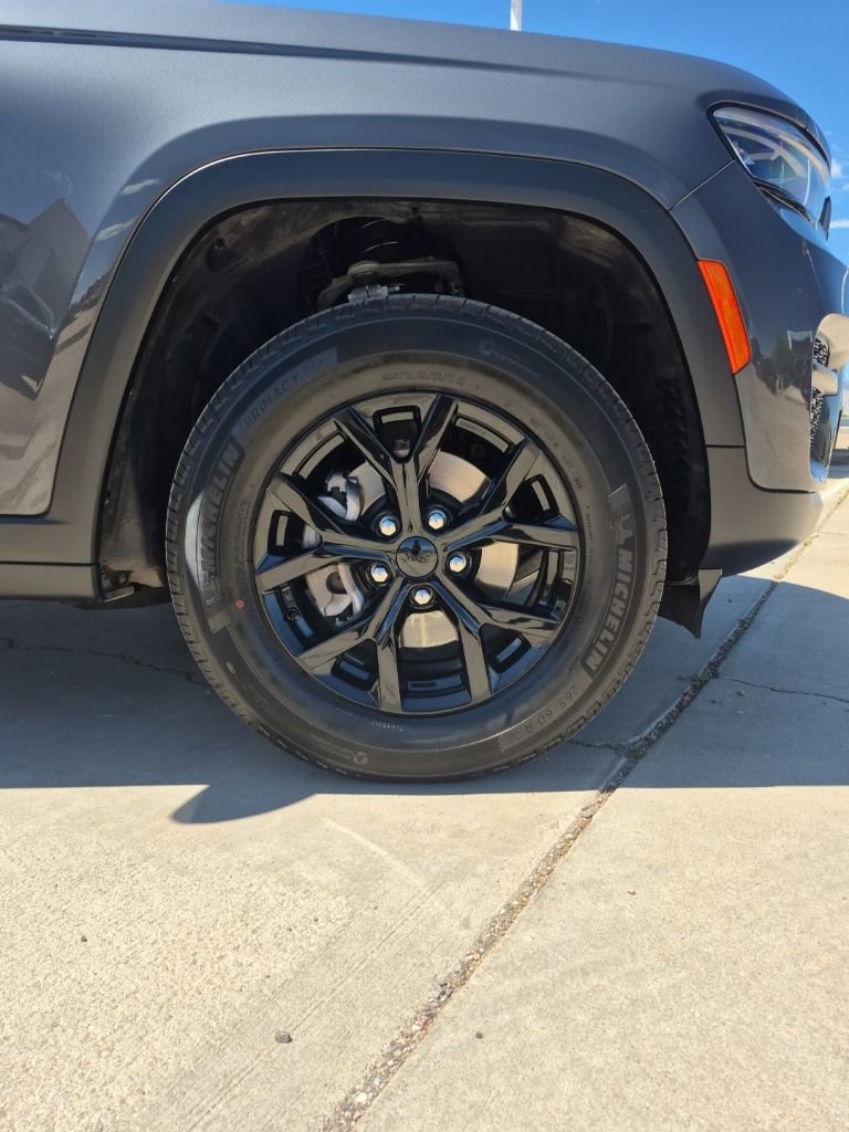 Used 2025 Jeep Grand Cherokee Altitude image 11