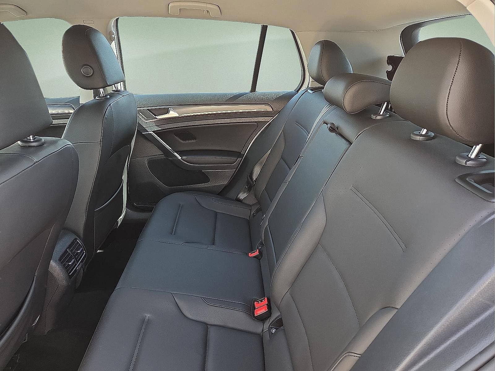 Used 2018 Volkswagen e-Golf SEL Premium FWD image 10