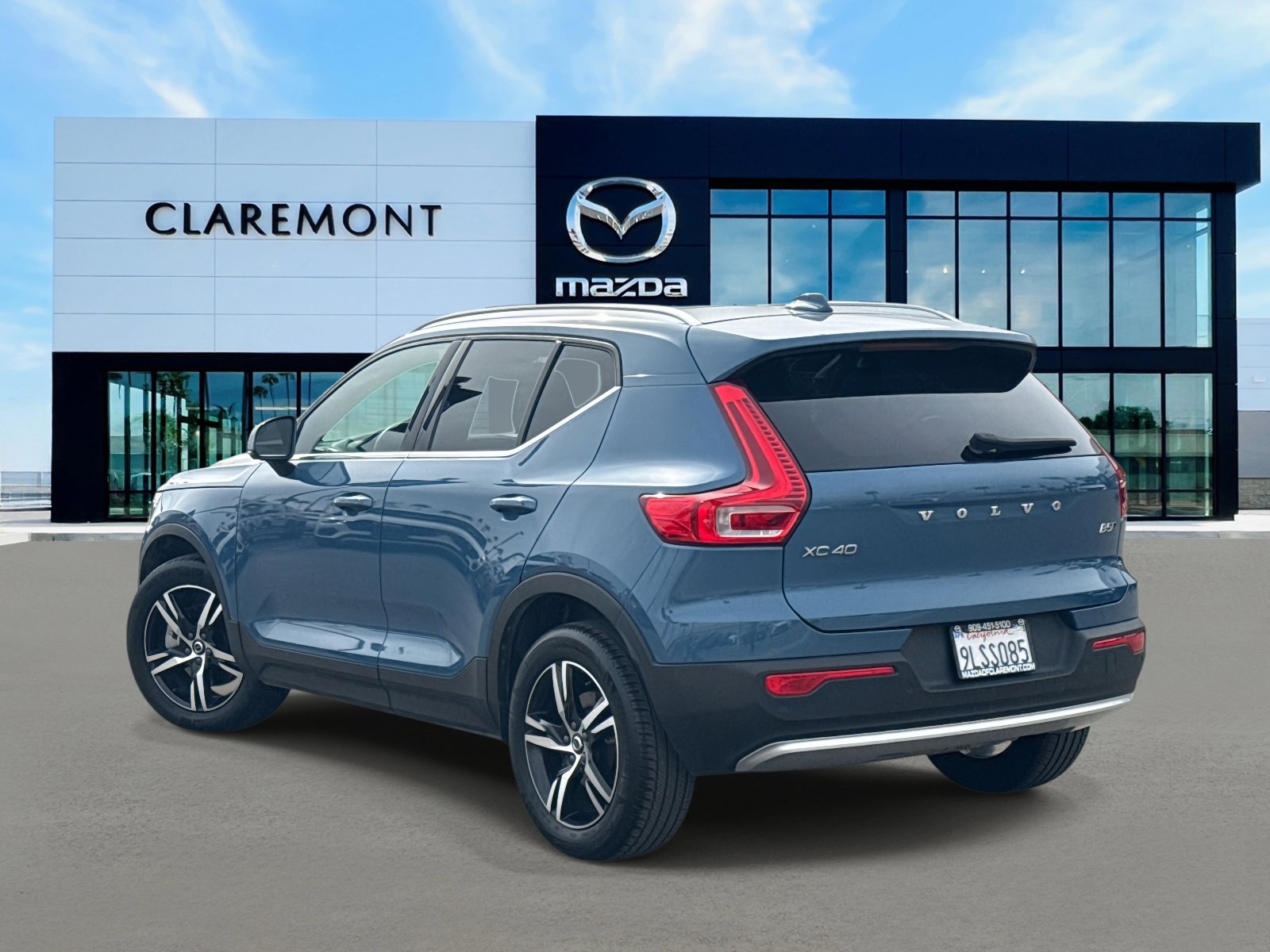 Used 2024 Volvo XC40 B5 Core image 5