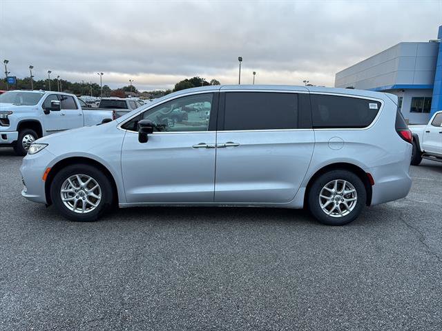 Used 2024 Chrysler Pacifica Touring-L FWD image 4