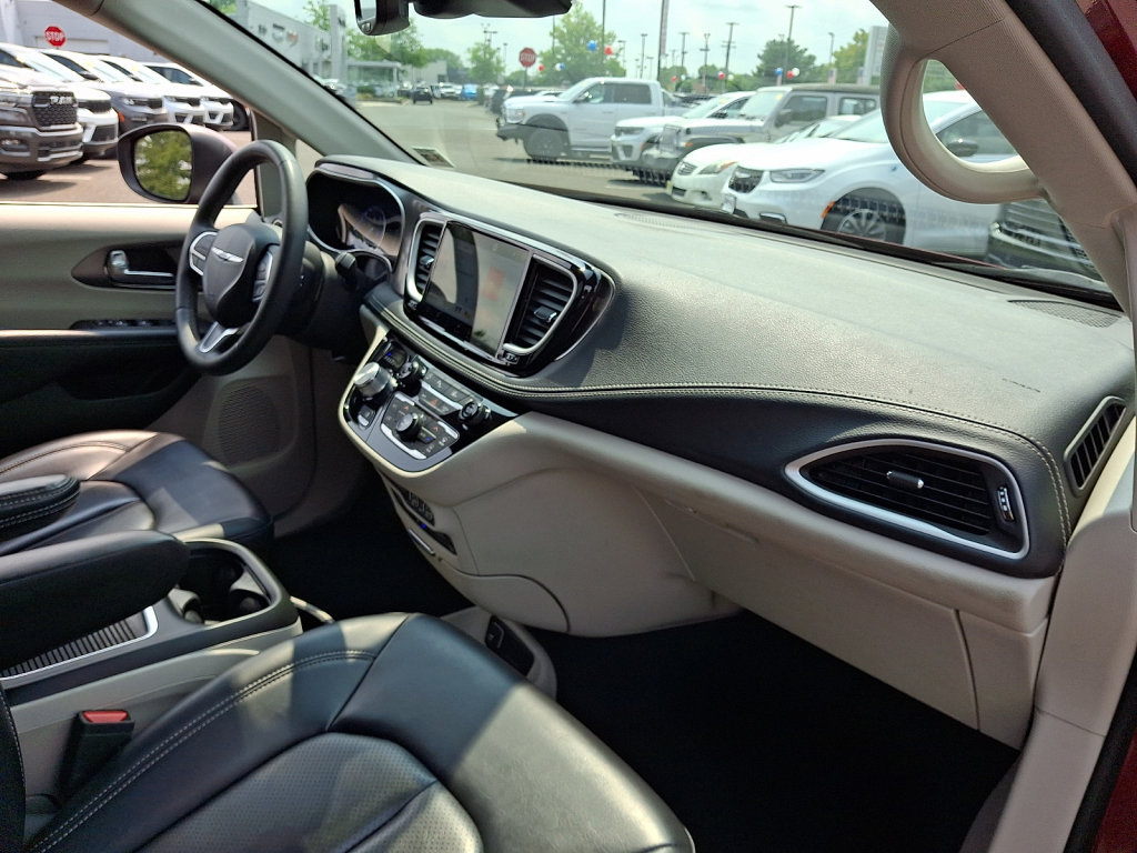 Used 2023 Chrysler Pacifica Touring-L w/ Uconnect Theater Family Group FWD image 11