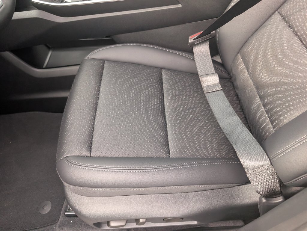 New 2027 Chevrolet Equinox LT w/ Convenience Package II FWD image 17