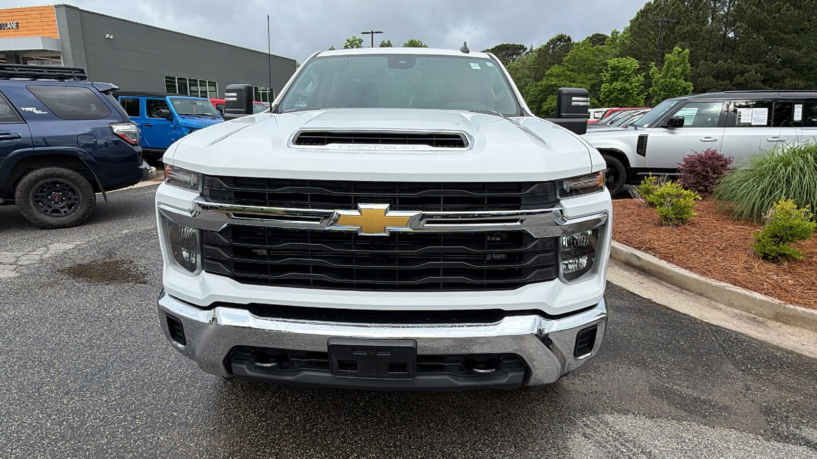 Used 2024 Chevrolet Silverado 2500 LT AWD/4WD image 3