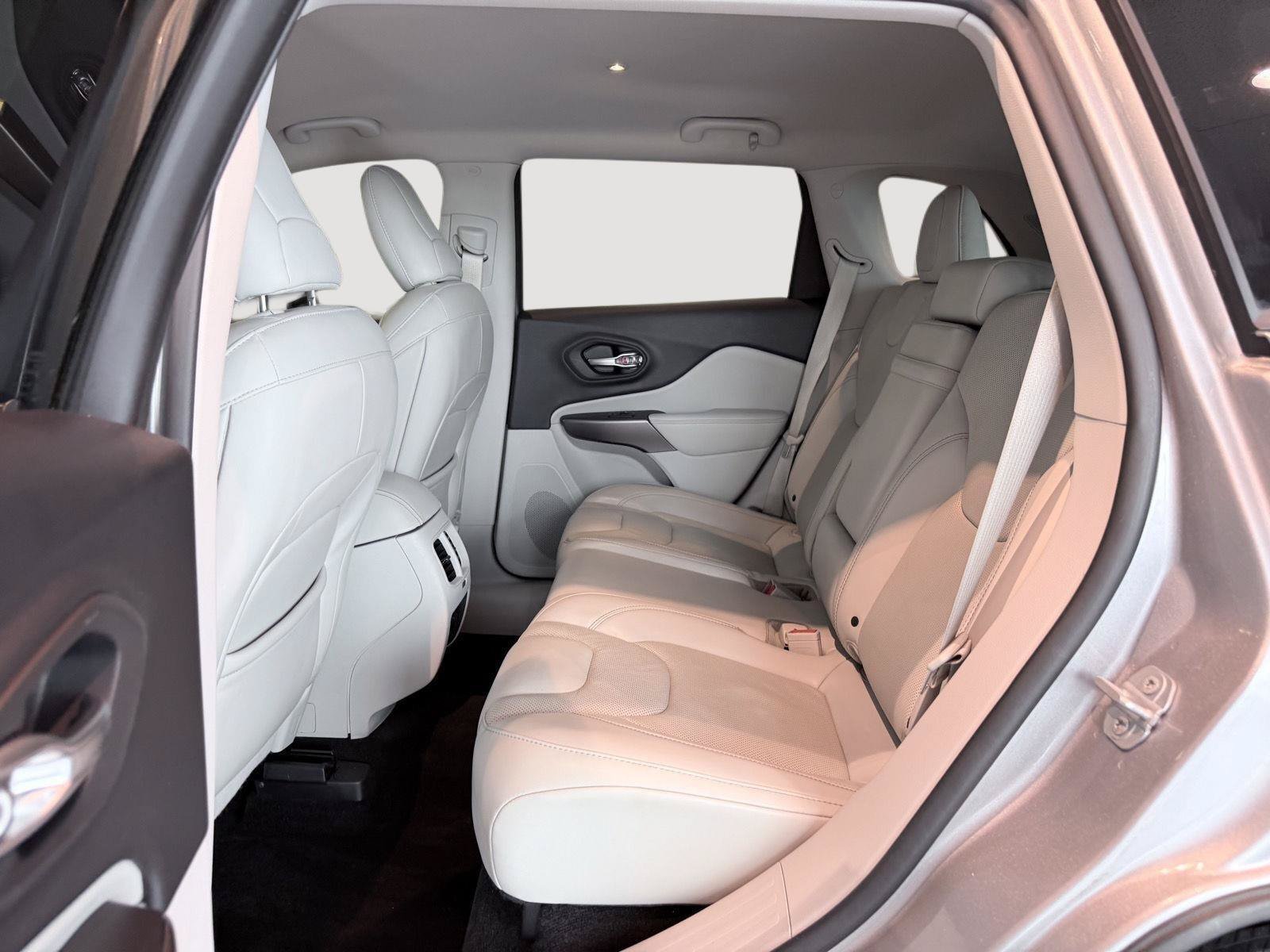 Used 2019 Jeep Cherokee Limited AWD/4WD image 22