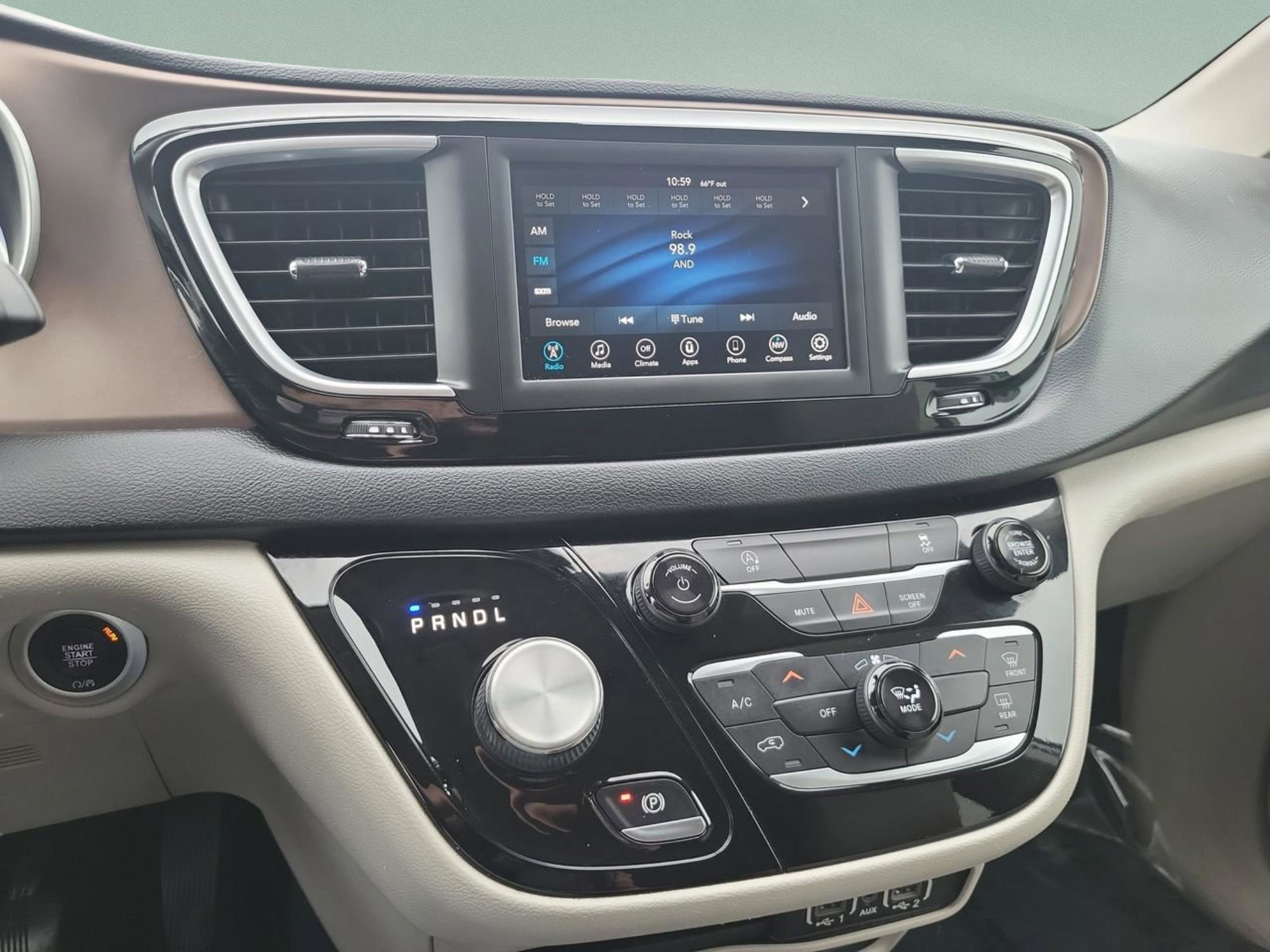 Used 2021 Chrysler Voyager Lxi image 21