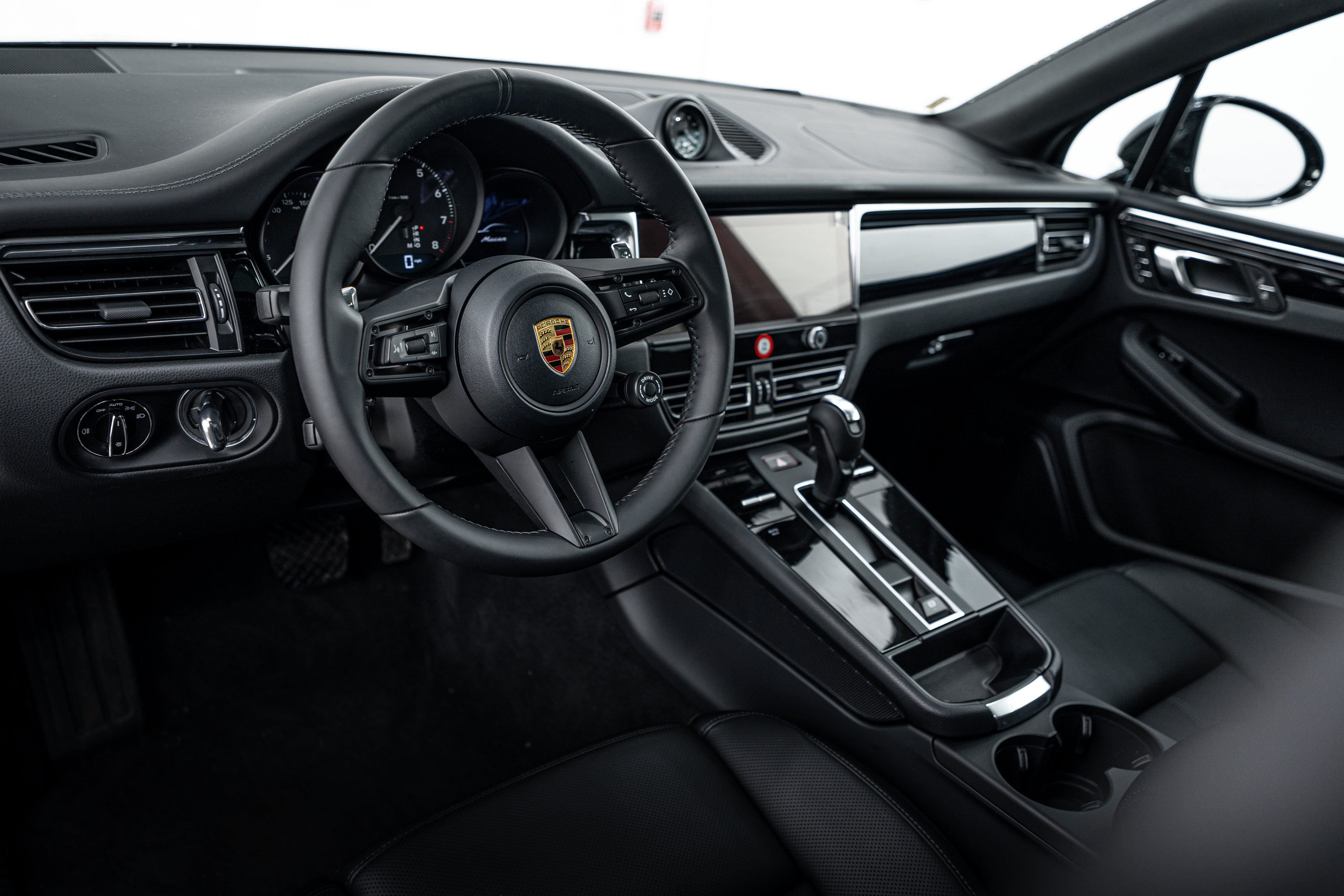 Certified 2026 Porsche Macan AWD/4WD image 4