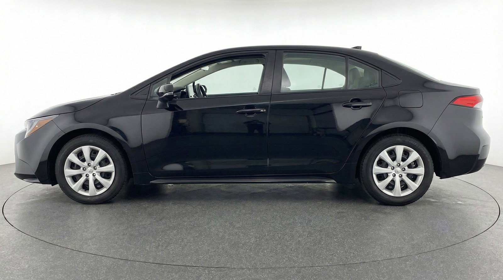 Used 2025 Toyota Corolla LE image 5
