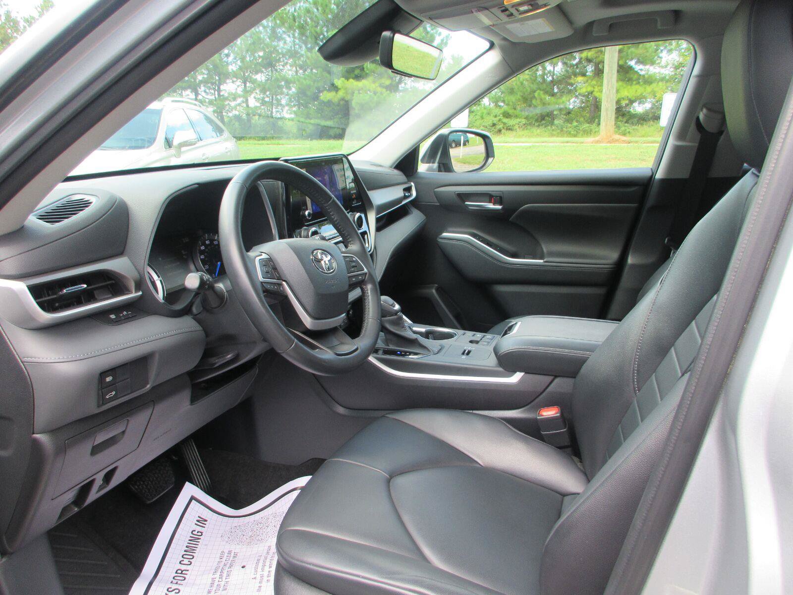 Used 2023 Toyota Highlander XLE FWD image 9