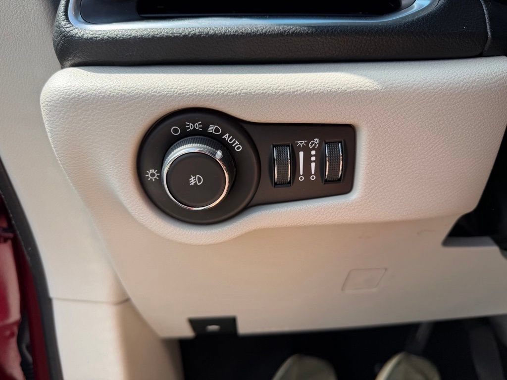 Used 2019 Chrysler Pacifica Limited w/ Advanced Safetytec Group FWD image 11