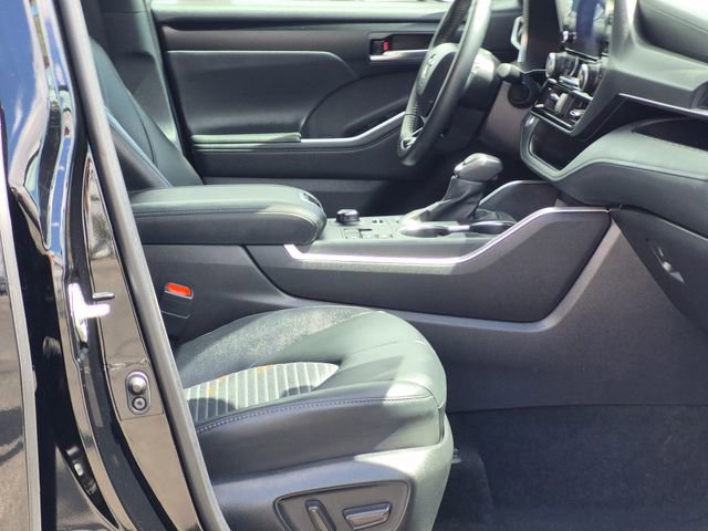 Used 2025 Toyota Highlander XSE image 22