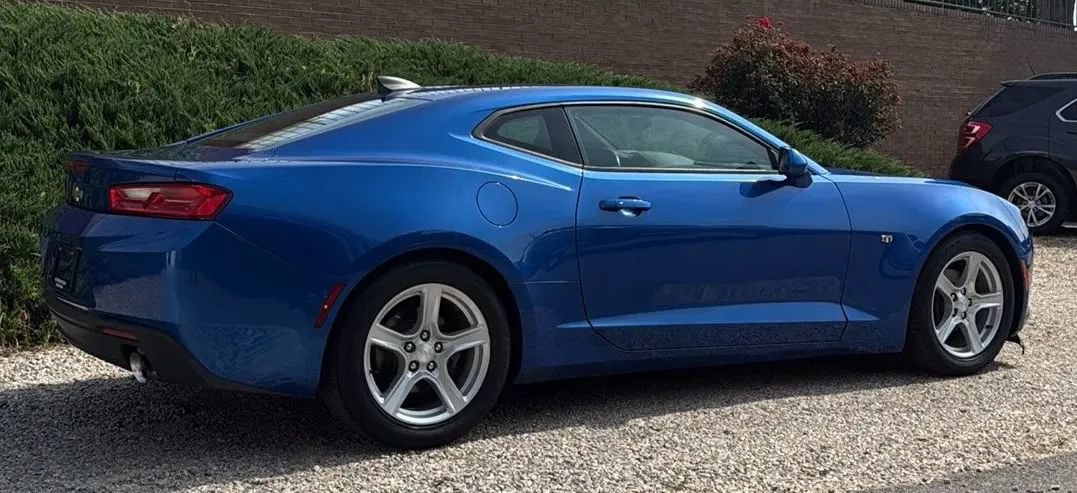 Used 2018 Chevrolet Camaro LT RWD image 7