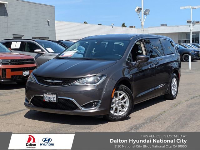 Used 2020 Chrysler Pacifica Touring FWD image 1