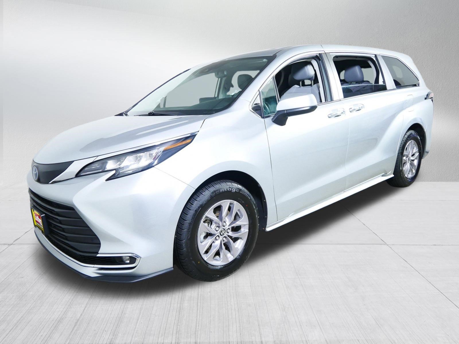 Used 2022 Toyota Sienna XLE FWD image 3