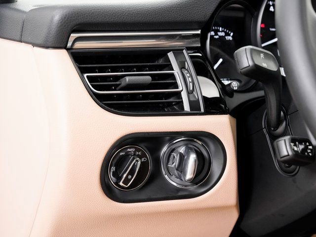 Certified 2025 Porsche Macan image 11