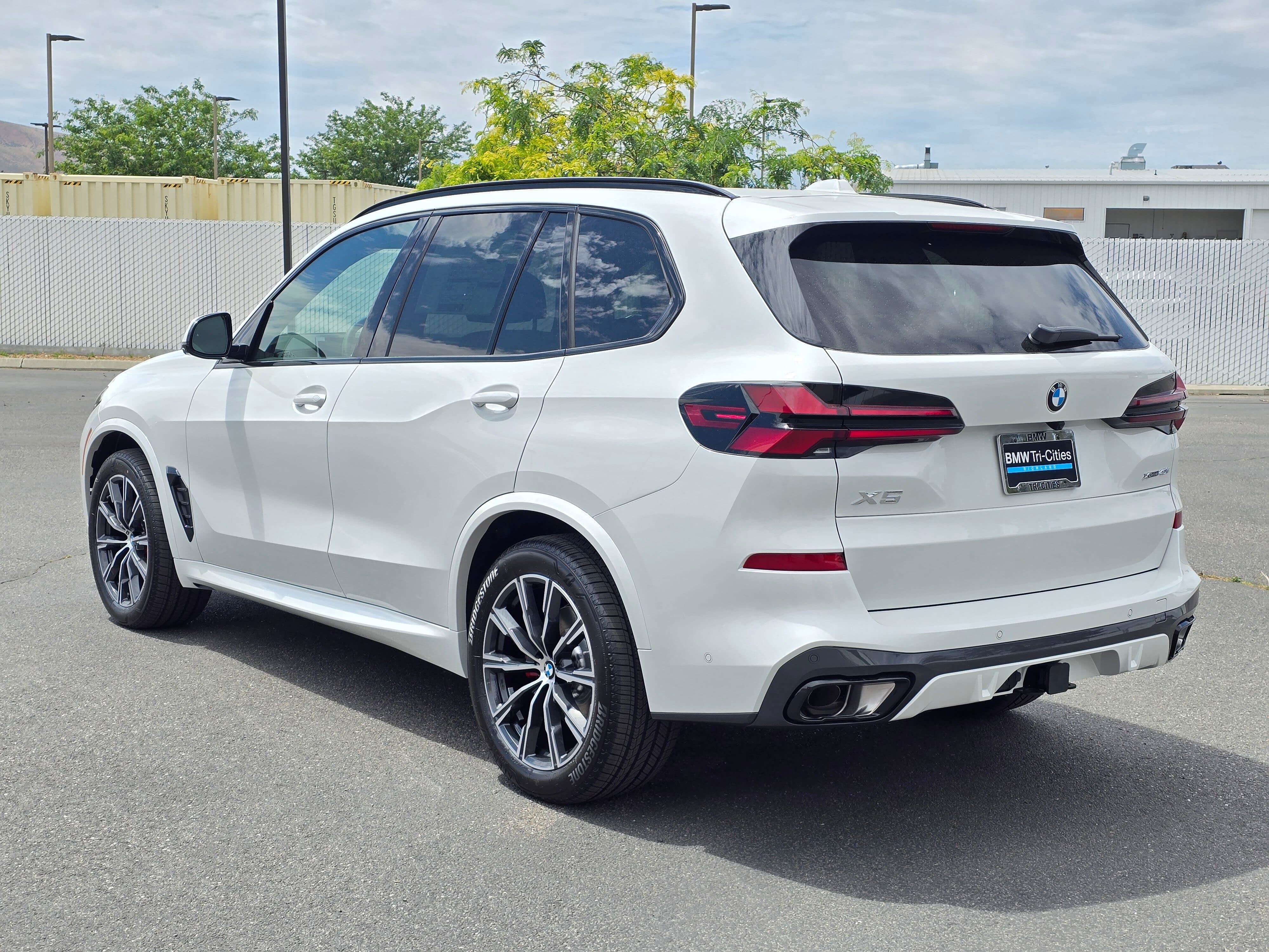 New 2026 BMW X5 xDrive40i w/ M Sport Package AWD/4WD image 4