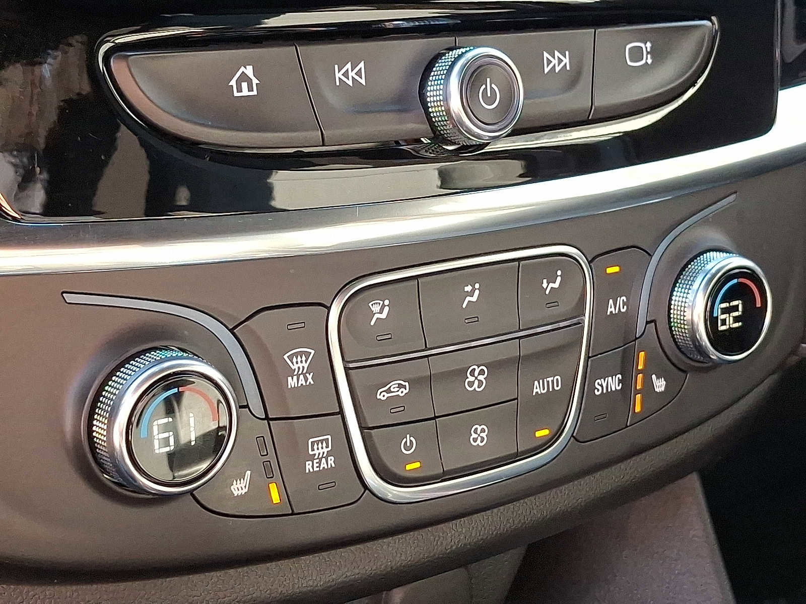 Used 2023 Chevrolet Traverse LT AWD/4WD image 16