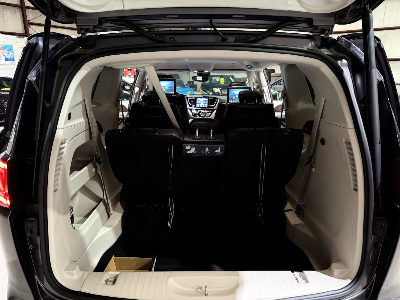 Used 2018 Chrysler Pacifica Touring-L Plus w/ Advanced Safetytec Group FWD image 17