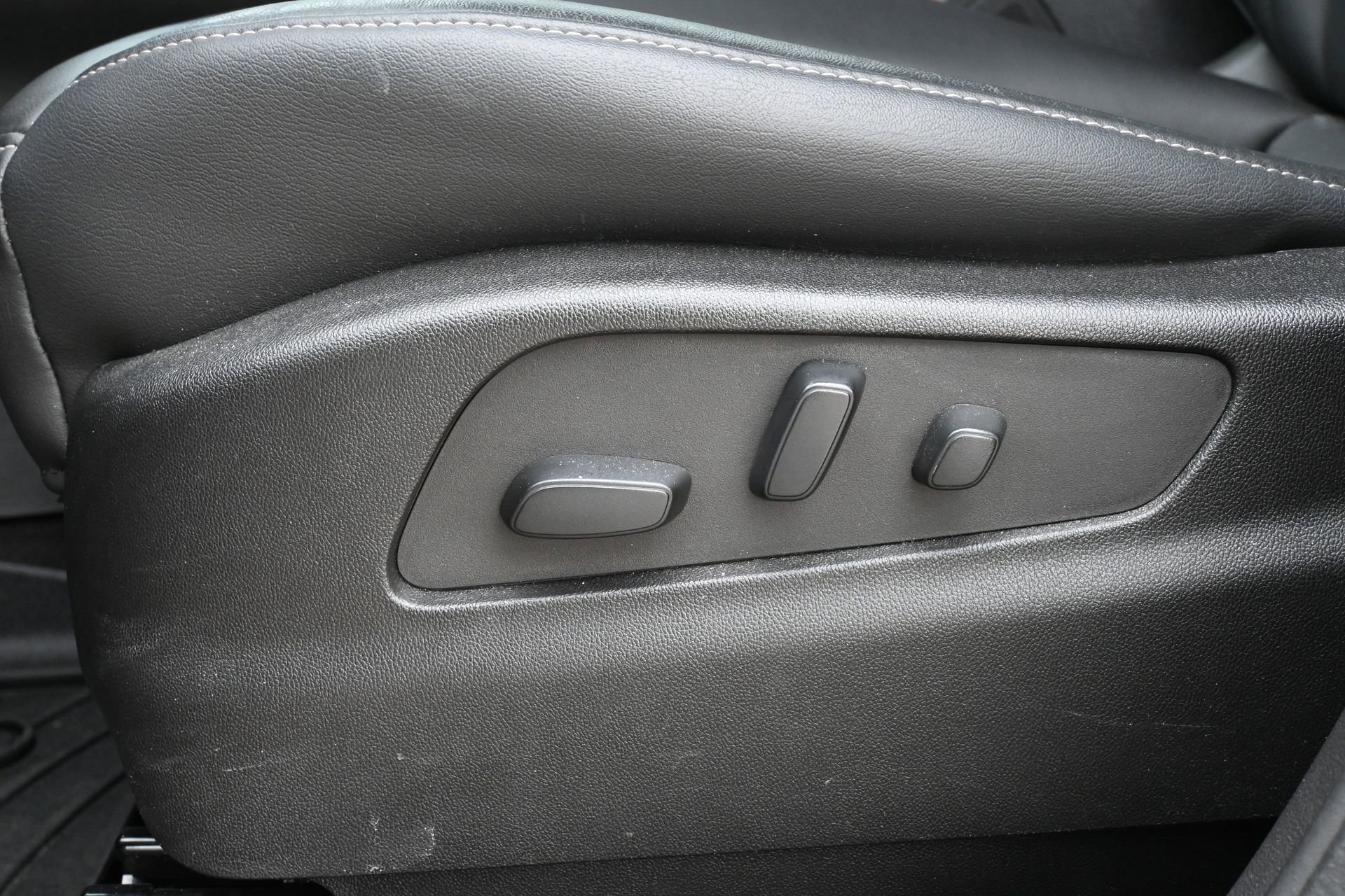 Used 2022 Cadillac XT4 Premium Luxury w/ Enhanced Visibility Package FWD image 16
