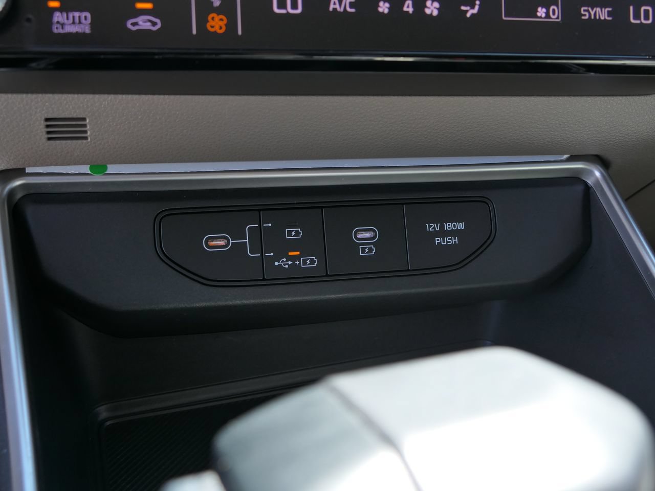 Used 2025 Kia Carnival FWD image 21