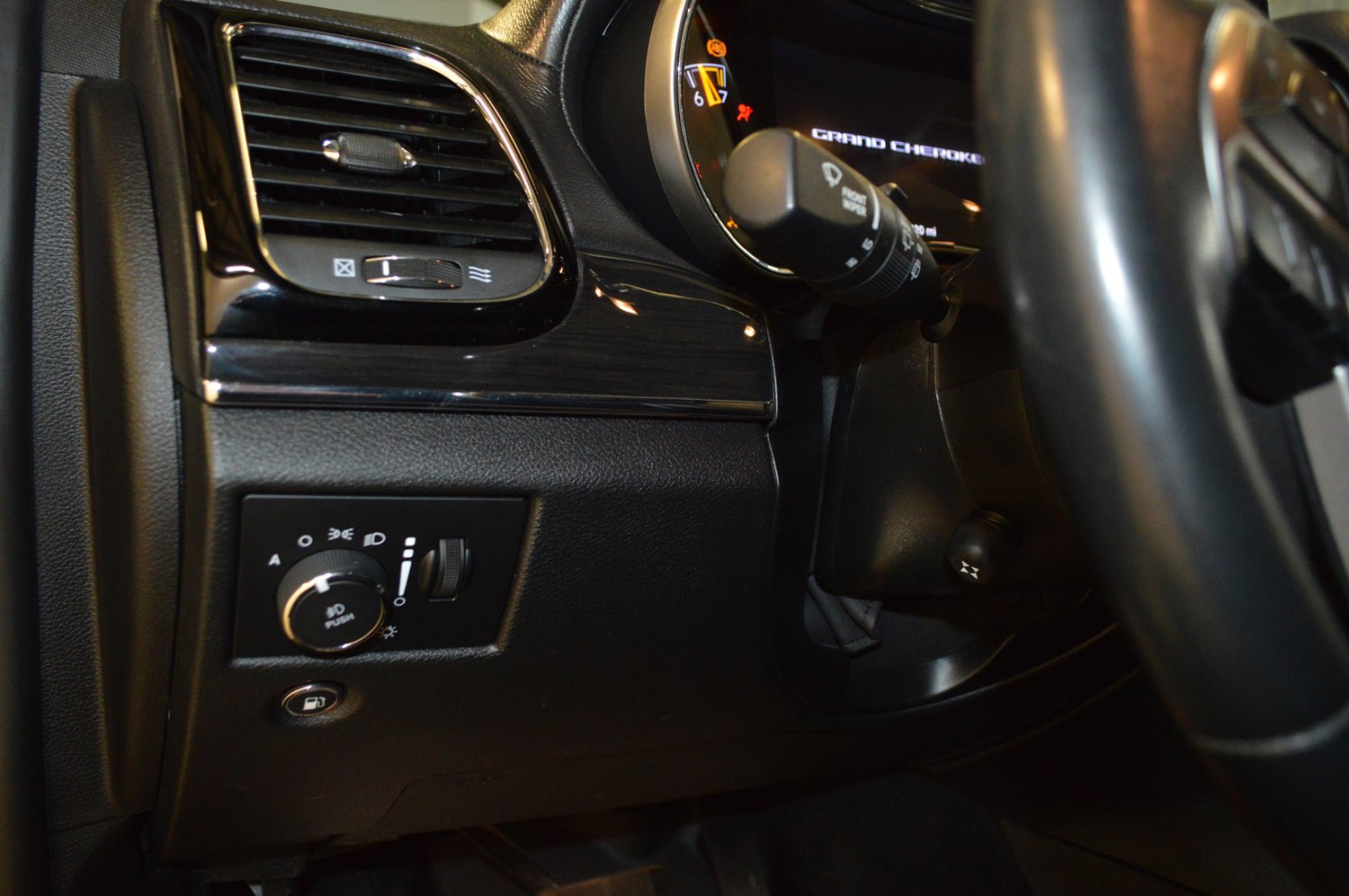 Used 2019 Jeep Grand Cherokee Overland image 16