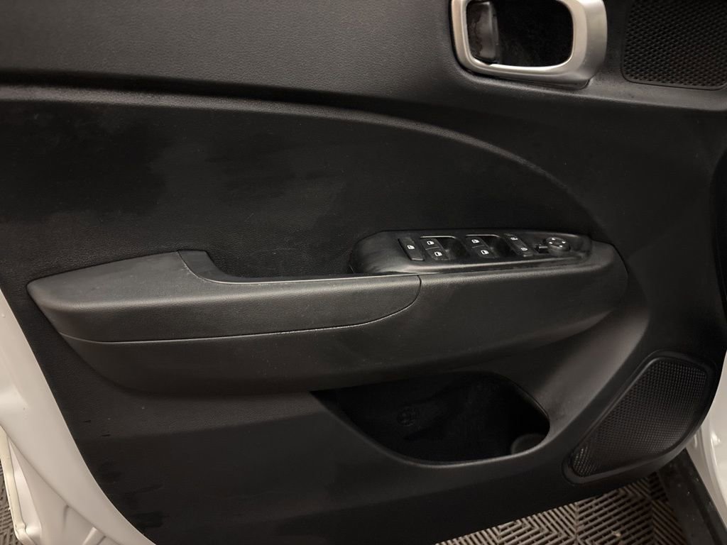 Certified 2025 Hyundai Venue SEL image 10