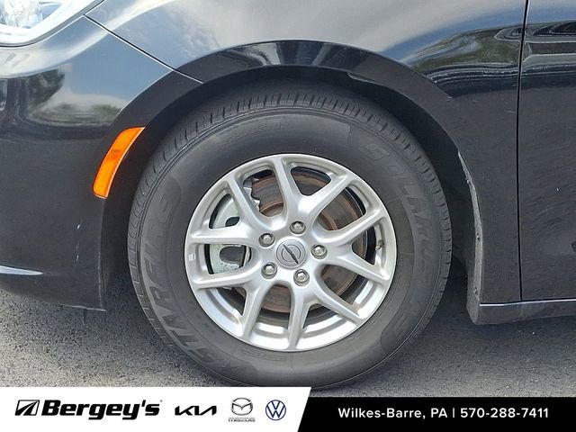 Used 2024 Chrysler Pacifica Touring-L FWD image 10