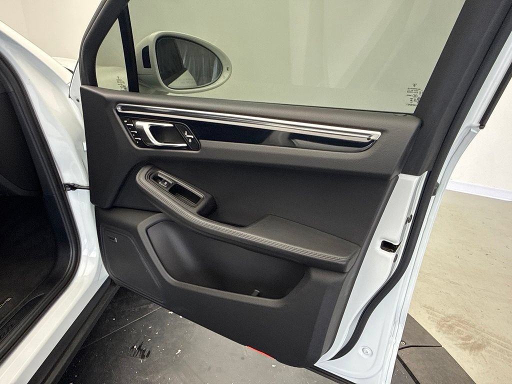 Certified 2024 Porsche Macan AWD/4WD image 21