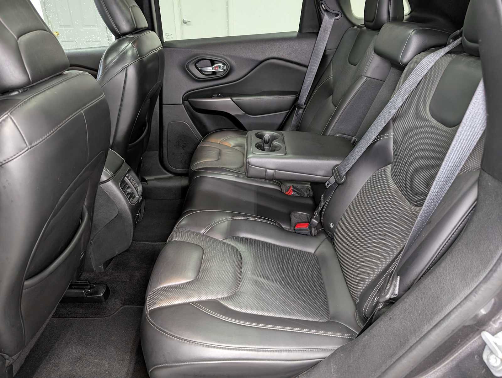 Used 2019 Jeep Cherokee Limited image 23