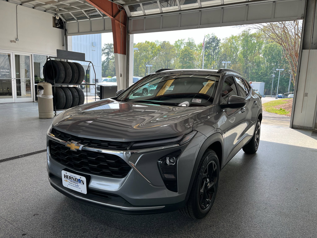 Used 2025 Chevrolet Trax LT w/ Driver Confidence Package FWD image 4
