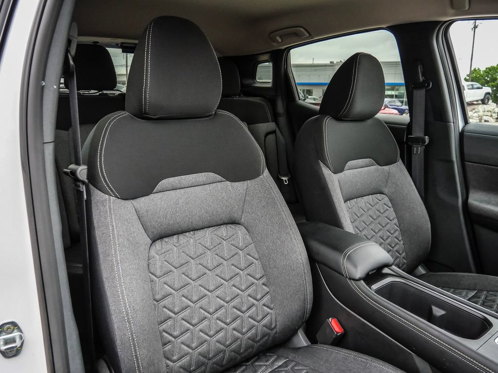 Used 2025 Nissan Kicks SV AWD/4WD image 13