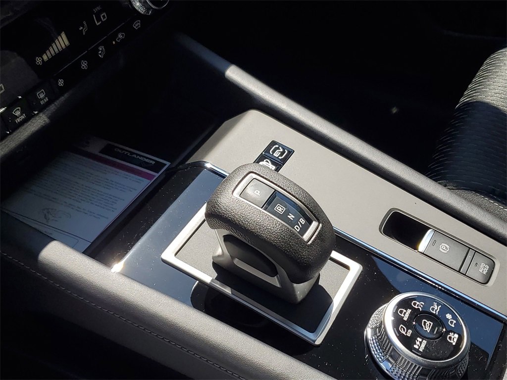 New 2025 Mitsubishi Outlander ES image 30